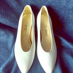 Dyeables women’s dress shoes new in box